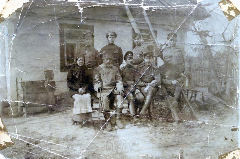 KKE 3472.jpg - Stary dom rodziny Rutkowskich.od lewej siedzą : Paulina i Adam Rutkowscy z carskimi oficerami, Dołhe, 1916 r.